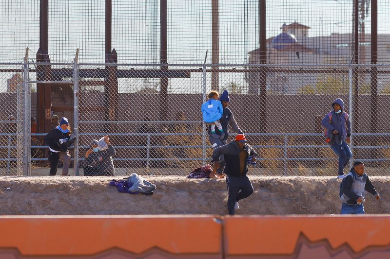 &copy; Reuters. FILE PHOTO: Migrants run to hide from the U.S. Border Patrol and Texas State Troopers after crossing into the United States from Mexico, in El Paso, Texas, U.S., December 23, 2022. REUTERS/Jose Luis Gonzalez
