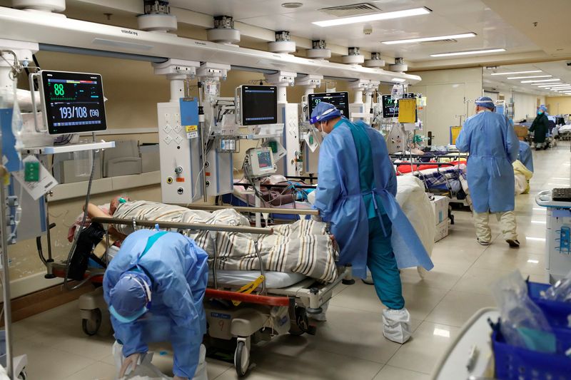 &copy; Reuters. Trabajadores médicos atienden a pacientes en la unidad de cuidados intensivos del departamento de urgencias del hospital Beijing Chaoyang, durante el brote de COVID-19 en Pekín, China, 27 de diciembre de 2022. REUTERS/China Daily