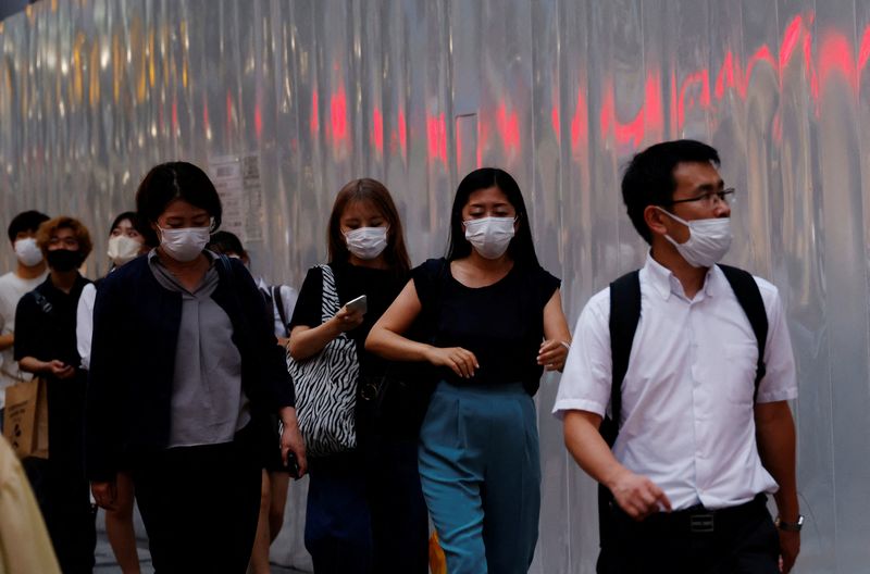 &copy; Reuters. أشخاص يرتدون كمامات في ظل انتشار فيروس كوفيد-19 في طوكيو يوم 25 يوليو تموز 2022. تصوير: كيم كيونج هوون - رويترز. 