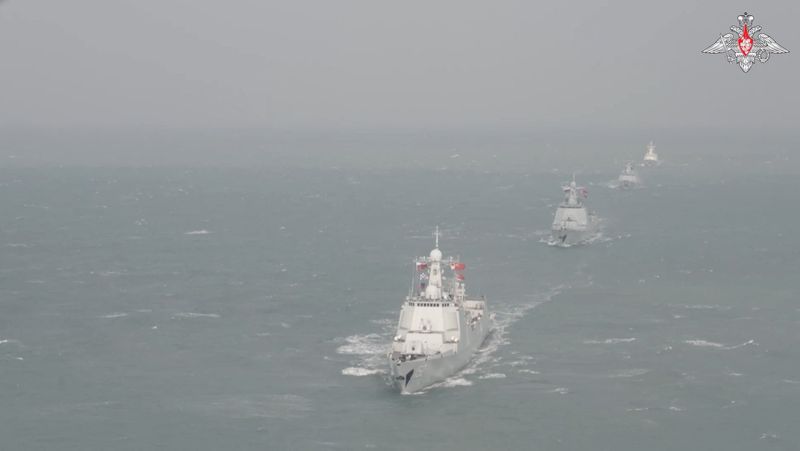 &copy; Reuters. سفينة تبحر خلال التدريبات البحرية الروسية الصينية التفاعل البحري-2022 في بحر الصين الشرقي. صورة ثابتة حصلت عليها رويترز من فيديو نشرته وزارة 