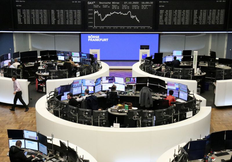 &copy; Reuters. شاشة تظهر بيانات من مؤشر داكس الألماني في بورصة فرانكفورت يوم الثلاثاء. تصوير رويترز.