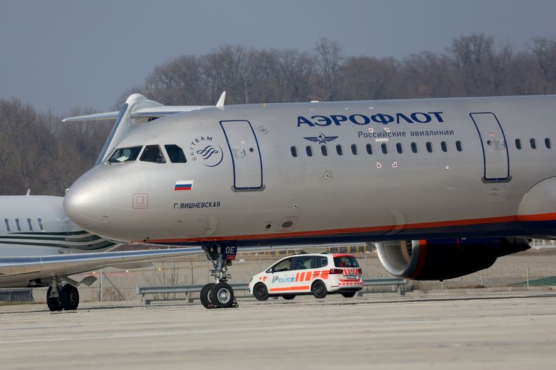&copy; Reuters. FILE PHOTO: A police vehicle drives behind an Airbus A321-211 aircraft of Russian airline Aeroflot with registration VP-BOE on a long term parking at Cointrin airport in Geneva, Switzerland, March 9, 2022. REUTERS/Denis Balibouse