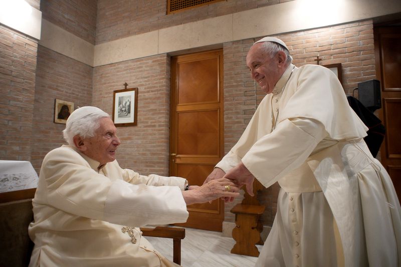 &copy; Reuters. بابا الفاتيكان البابا فرنسيس يلتقي البابا السابق بنديكت السادس عشر في صورة من أرشيف رويترز.
