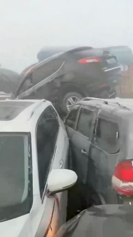 Chine: Le brouillard provoque un carambolage géant sur un pont à Zhengzhou