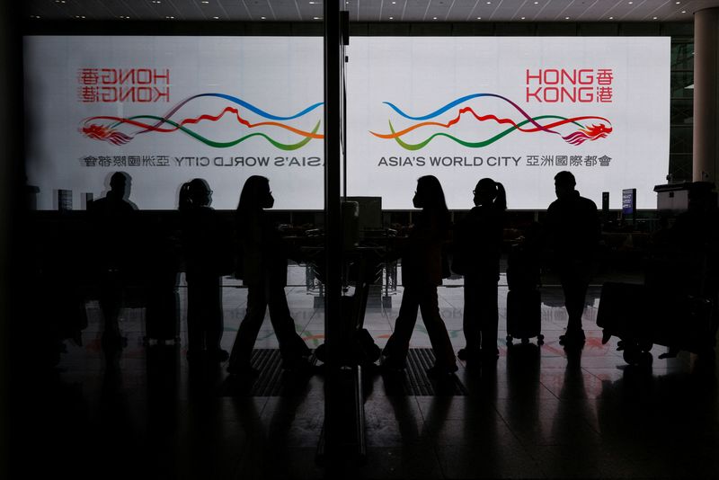 &copy; Reuters. Des voyageurs à l'aéroport international de Hong Kong, Chine. /Photo prise le 14 décembre 2022/REUTERS/Tyrone Siu