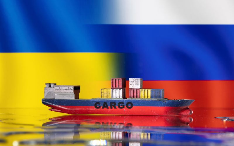 &copy; Reuters. A cargo ship boat model is pictured in front of Ukraine's and Russian's flags in this illustration taken March 3, 2022. REUTERS/Dado Ruvic/Illustration