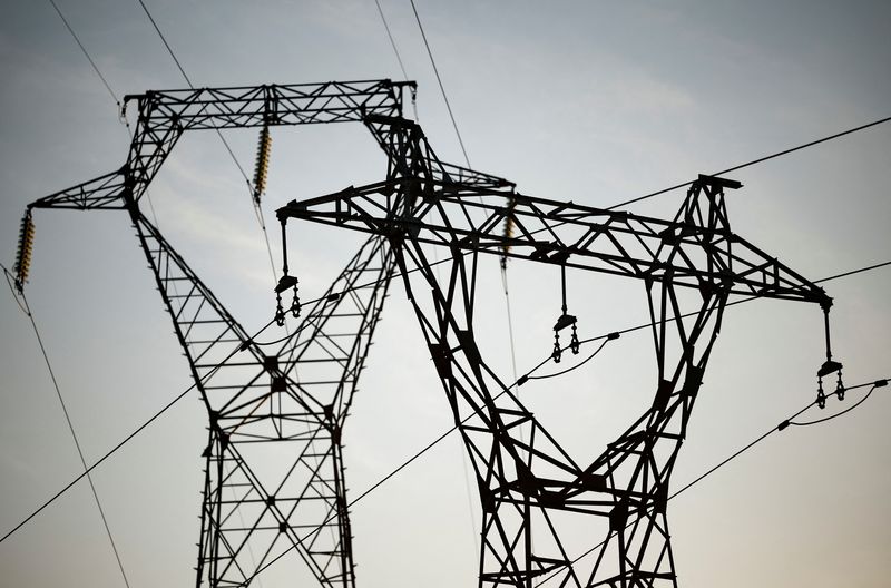 &copy; Reuters. Tralicci delle linee elettriche ad alta tensione sono visibili a Vertou, vicino a Nantes, Francia, 16 dicembre 2022.  REUTERS/Stephane Mahe/Files