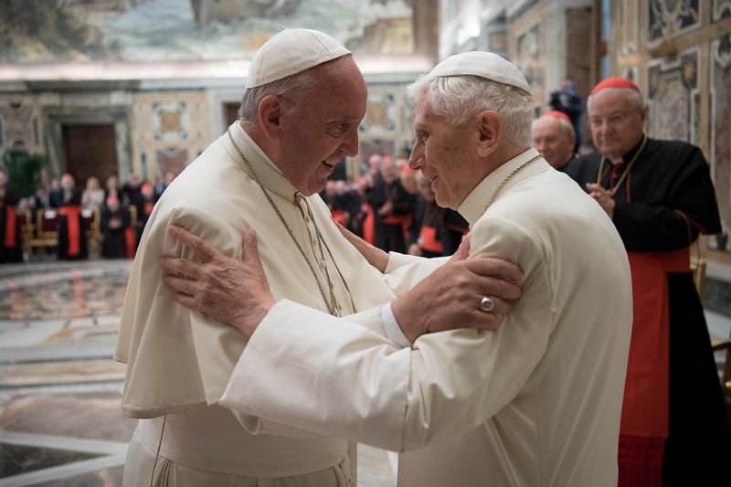 &copy; Reuters. Photo d'archives de l'ancien pape Benoît et du pape François lors d'une cérémonie au Vatican, prise le 28 juin 2016/Osservatore Romano/REUTERS