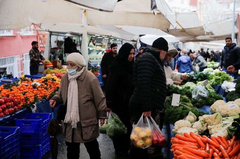 &copy; Reuters. FILE PHOTO: People shop at an open market in Istanbul, Turkey, December 5, 2022. REUTERS/Dilara Senkaya