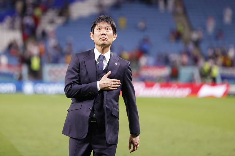 &copy; Reuters. هاجيمي مورياسو مدرب اليابان يحيي الجماهير عقب خسارة فريقه أمام كرواتيا خلال كأس العالم لكرة القدم بقطر يوم الخامس من ديسمبر كانون الأول 2022. 