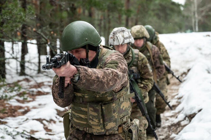 &copy; Reuters. Soldados ucranianos realizan ejercicios militares cerca de la frontera con Bielorrusia, en la región de Yitomir, Ucrania. 27 diciembre 2022. REUTERS/Viacheslav Ratynskyi