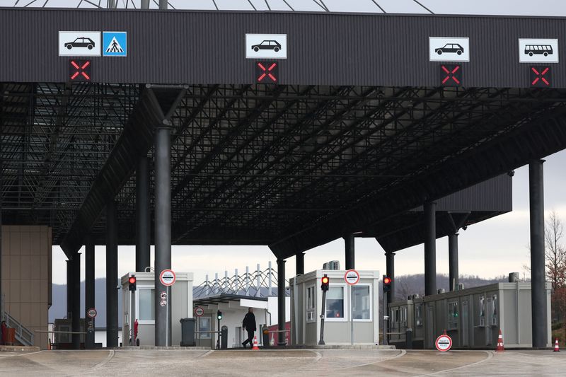 © Reuters. A view of Merdare border crossing between Kosovo and Serbia which was closed by Kosovo after protesters blocked it on the Serbian side to support their ethnic kin in Kosovo in refusing to recognise the country's independence, near Podujevo, Kosovo, December 28, 2022. REUTERS/Florion Goga