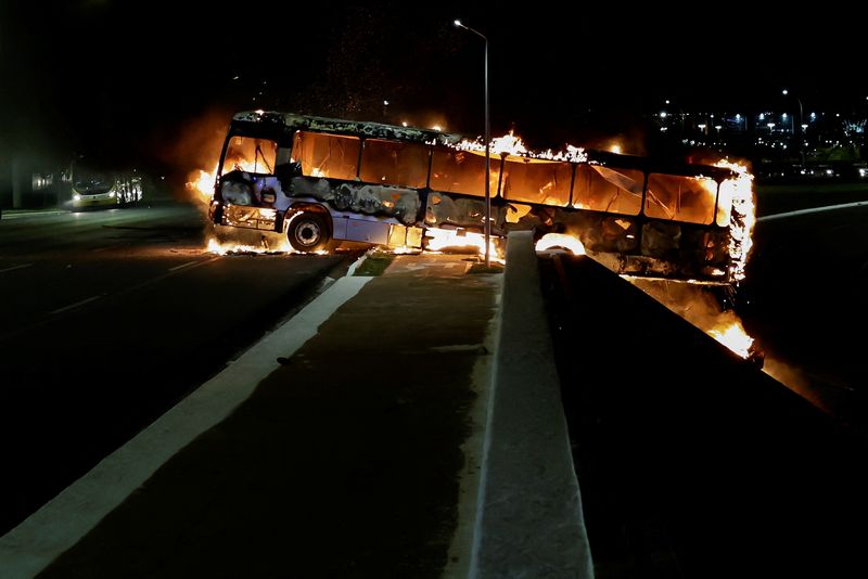 © Reuters. FILE PHOTO: A bus is seen on fire as supporters of Brazil's President Jair Bolsonaro protest after supreme court justice Alexandre de Moraes ordered a temporary arrest warrant of indigenous leader Jose Acacio Serere Xavante for alleged anti-democratic acts, in Brasilia, Brazil, December 12, 2022. REUTERS/Ueslei Marcelino