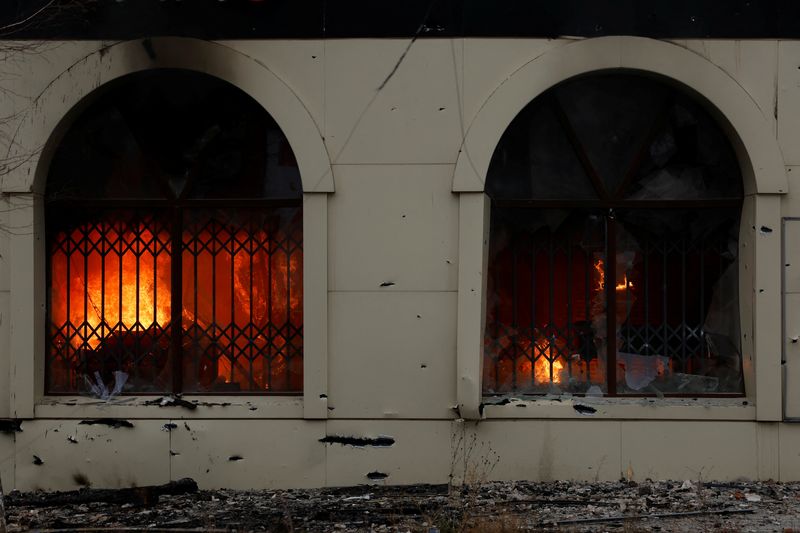 &copy; Reuters. FOTO DE ARCHIVO. Un edificio se incendia luego de un ataque con misiles de Rusia en Bakhmut, Ucrania. Diciembre 26, 2022. REUTERS/Clodagh Kilcoyne