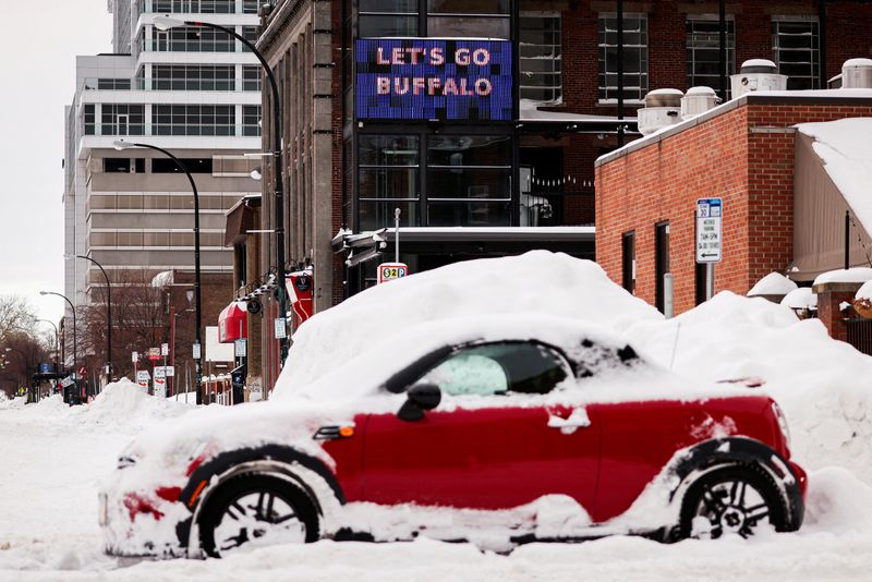 &copy; Reuters. Carro preso durante nevasca em Buffalo, EUA
27/12/2022
REUTERS/Lindsay DeDario