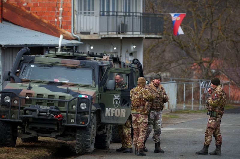 &copy; Reuters. Miembros de las Fuerzas Armadas italianas, parte de la misión de mantenimiento de la paz de la OTAN en Kosovo, montan guardia cerca de un control de carretera en Rudare, cerca de la parte norte de la ciudad étnicamente dividida de Mitrovica, Kosovo, el 