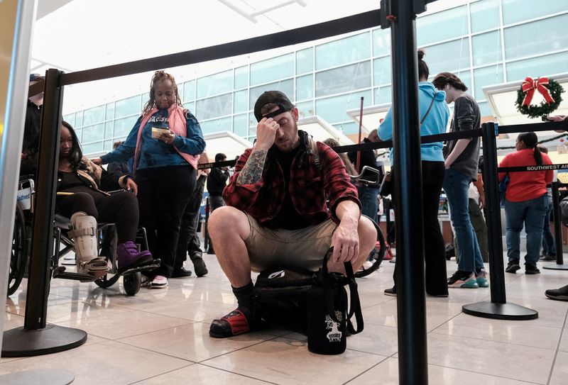 © Reuters. Travelers at Baltimore Washington International airport deal with the impact of Southwest Airlines canceling more than 12,000 flights around the Christmas holiday weekend across the country and in Baltimore, Maryland, U.S. December 27, 2022.  REUTERS/Michael A. McCoy   