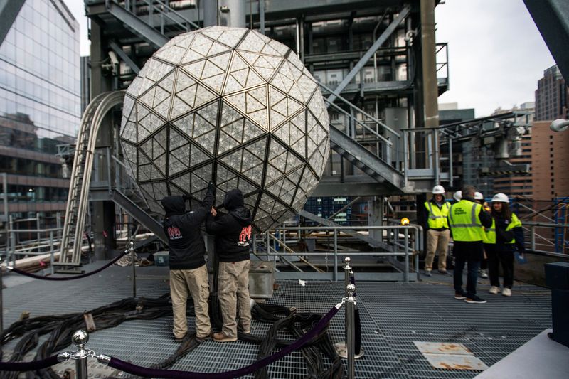 &copy; Reuters. Trabalhadores da Waterford instalam novos cristais na bola de Ano Novo da Times Square em Nova York, EUA
27/12/2022
REUTERS/Eduardo Munoz