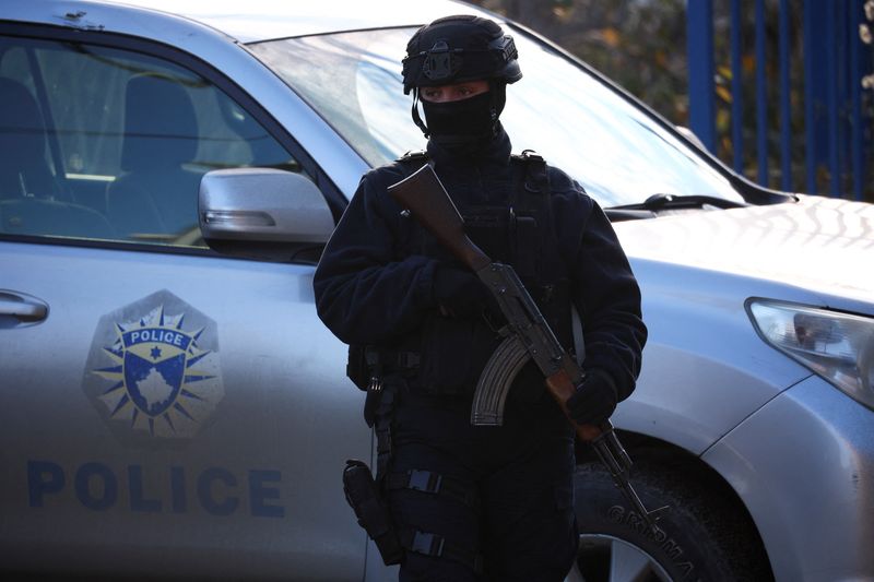 &copy; Reuters. Un poliziotto pattuglia una zona nella città di Mitrovica, in Kosovo. REUTERS/Florion Goga