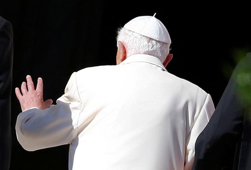 &copy; Reuters. Il Papa Emerito Benedetto XVI saluta con la mano dopo una messa a Piazza San Pietro, a Città del Vaticano. REUTERS/Tony Gentile/File Photo