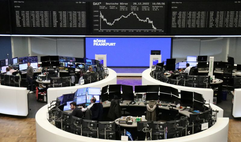 &copy; Reuters. شاشة إلكترونية تظهر حركة تداول الأسهم على مؤشر داكس ببورصة فرانكفورت بألمانيا يوم الأربعاء . تصوير : رويترز . 