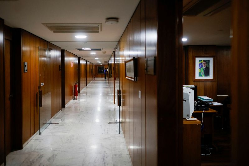 &copy; Reuters. Foto oficial de Bolsonaro em sala do Planalto, em Brasília
28/12/2022
Adriano Machado/Reuters  