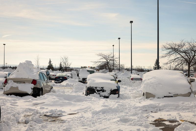 &copy; Reuters. Se ven autos abandonados después de ser remolcados a un estacionamiento luego de una tormenta de invierno en Buffalo, Nueva York, EEUU, 28 de diciembre de 2022. REUTERS/Lindsay DeDario