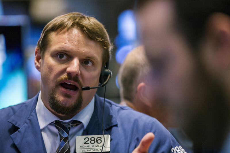 &copy; Reuters. Un trader travaille à la Bourse de Wall Street. /Photo prise le 1er septembre 2015/REUTERS/Lucas Jackson