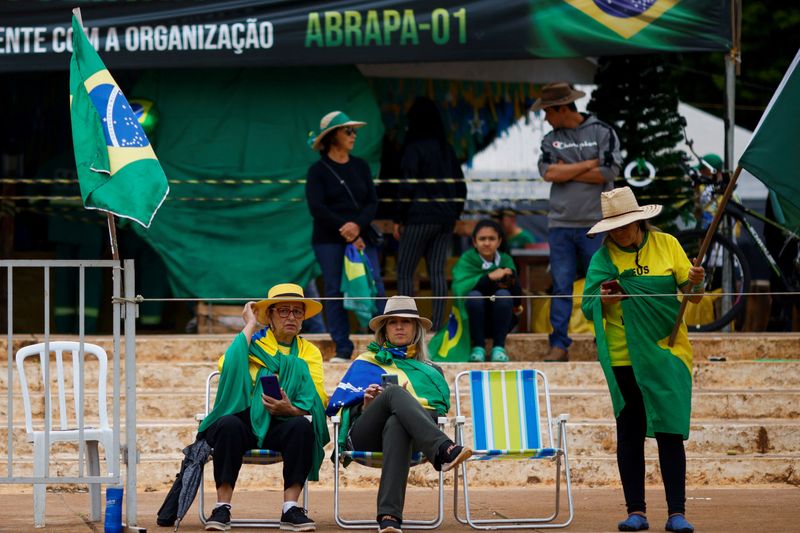 &copy; Reuters. Apoiadores de Jair Bolsonaro acampam em protesto contra Lula no quartel-general do Exército em Brasília
27/12/2022
REUTERS/Adriano Machado