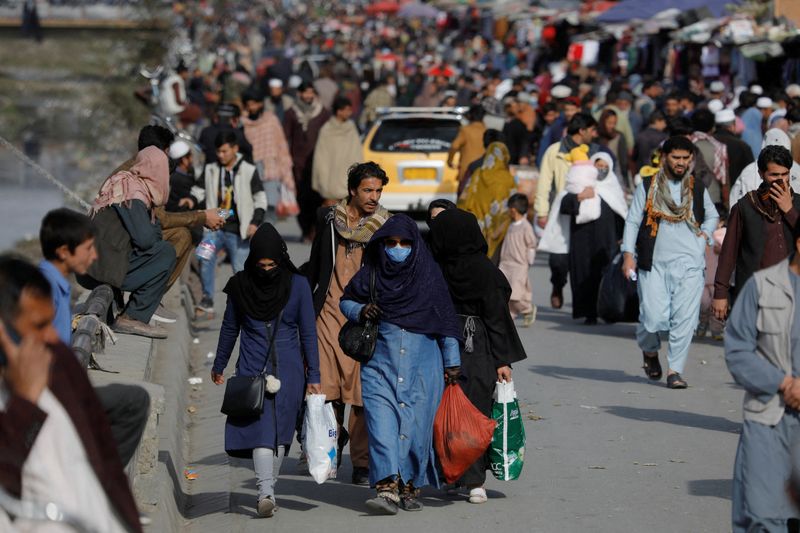 &copy; Reuters. FILE PHOTO: People walk in a street in Kabul, Afghanistan, November 9, 2022. REUTERS/Ali Khara