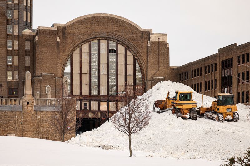 © Reuters. Bulldozers move snow dropped off by dump trucks in front of Central Terminal during a cleanup effort following a winter storm in Buffalo, New York, U.S., December 28, 2022.  REUTERS/Lindsay DeDario