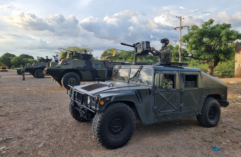 &copy; Reuters. Foto de archico. Miembros del ejército colombiano patrullan entre Colombia y Venezuela cerca la ciudad de Cúcuta, Colombia 5 de octubre, 2021. REUTERS/Luis Jaime Acosta