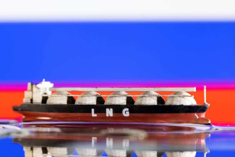 &copy; Reuters. FILE PHOTO: Model of LNG tanker is seen in front of Russia's flag in this illustration taken May 19, 2022. REUTERS/Dado Ruvic/Illustration