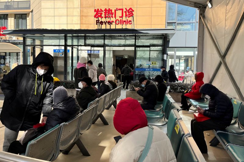 &copy; Reuters. أشخاص ينتظرون في مستشفى بمدينة شنغهاي الصينية يوم 24 ديسمبر كانون الأول 2022. تصوير رويترز.