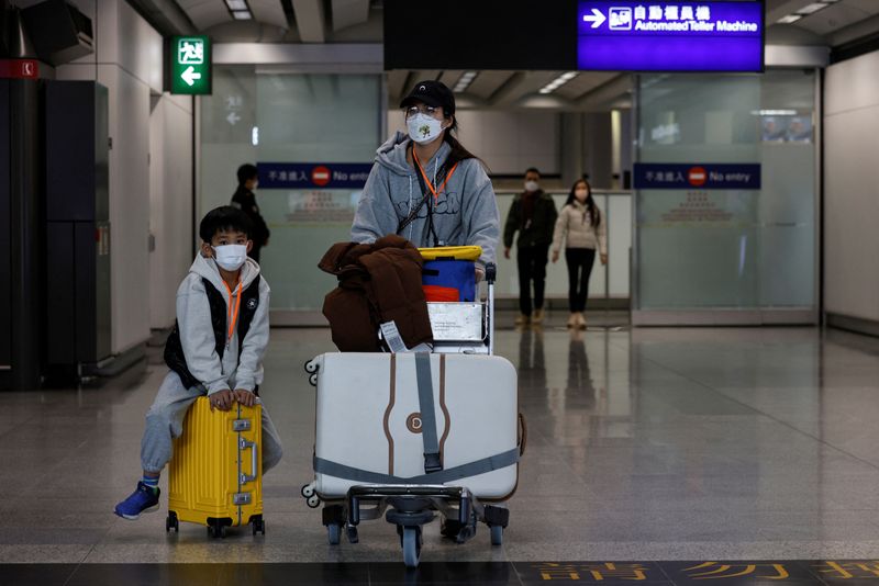 &copy; Reuters. مسافرون في مطار هونج كونج الدولي يوم 14 ديسمبر كانون الأول 2022. تصوير: تايرون سيو – رويترز.