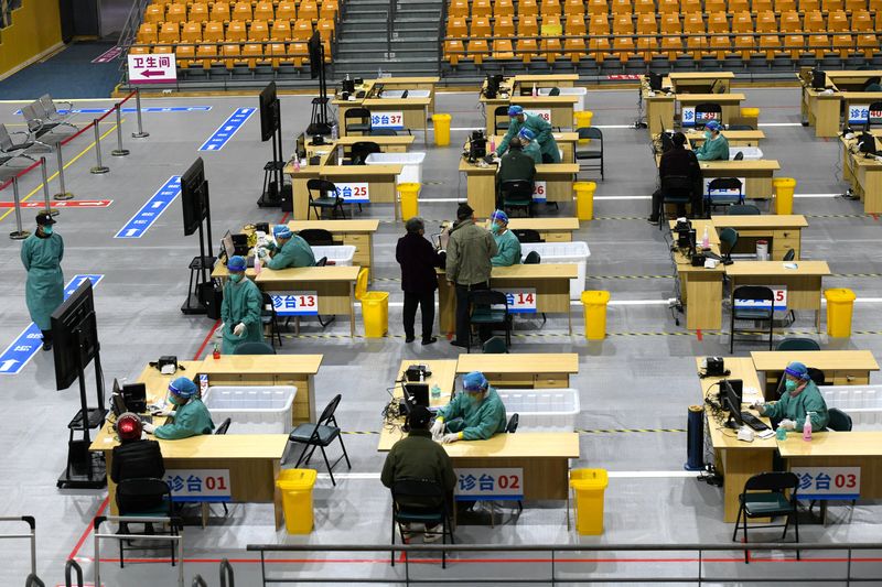 &copy; Reuters. Trabajadores médicos atienden a pacientes en una clínica de fiebre improvisada dentro de un gimnasio, durante el brote de COVID-19 en Fuzhou, provincia de Fujian, China, 28 de diciembre de 2022. REUTERS/cnsphoto