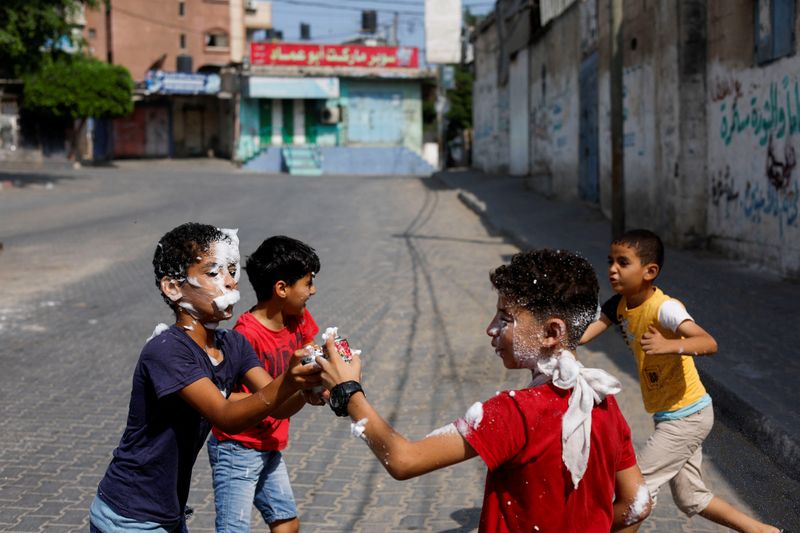 © Reuters. أطفال يلعبون في أحد شوارع مدينة غزة في السادس من أغسطس آب 2022. تصوير: محمد سالم – رويترز.