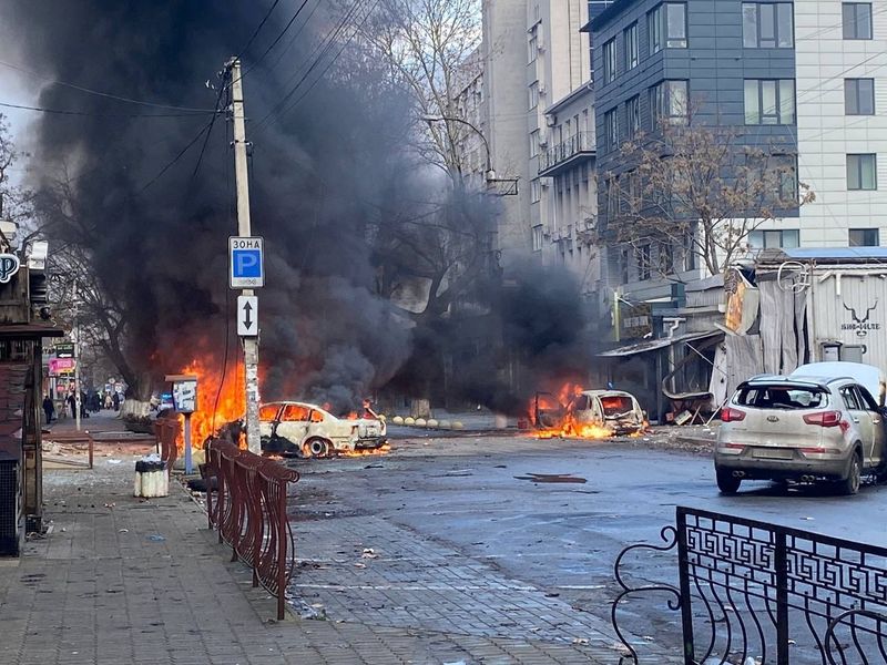 &copy; Reuters. Des voitures brûlent dans une rue après une frappe militaire russe à Kherson, en Ukraine. /Photo prise le 24 décembre 2022/Service de presse présidentiel ukrainien/REUTERS