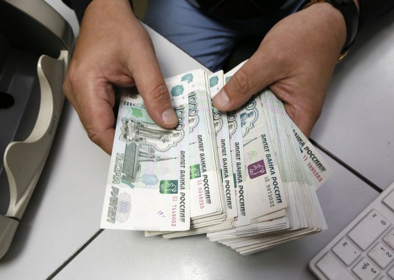&copy; Reuters. شخص يحصي أوراقا نقدية من الروبل الروسي في صورة من أرشيف رويترز.