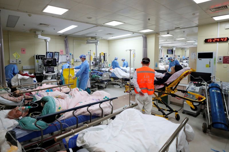&copy; Reuters. FOTO DE ARCHIVO: Trabajadores médicos atienden a pacientes en la unidad de cuidados intensivos del departamento de urgencias del hospital Beijing Chaoyang, durante el brote de COVID-19 en Pekín, China, 27 de diciembre de 2022. REUTES/China Daily 