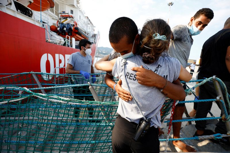 &copy; Reuters. مهاجرون كانوا على متن سفينة الإنقاذ أوبن آرمز يصلون إلى ميناء في جزيرة صقلية الإيطالية يوم 27 أغسطس آب 2022. تصوير: خوان مدينا – رويترز.
