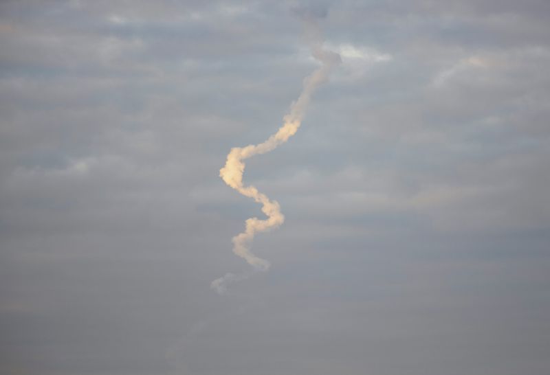 &copy; Reuters. صورة أثر صاروخ في سماء كييف في ظل استمرار هجوم روسيا على أوكرانيا يوم الخميس. تصوير: آنا فويتنكو – رويترز.