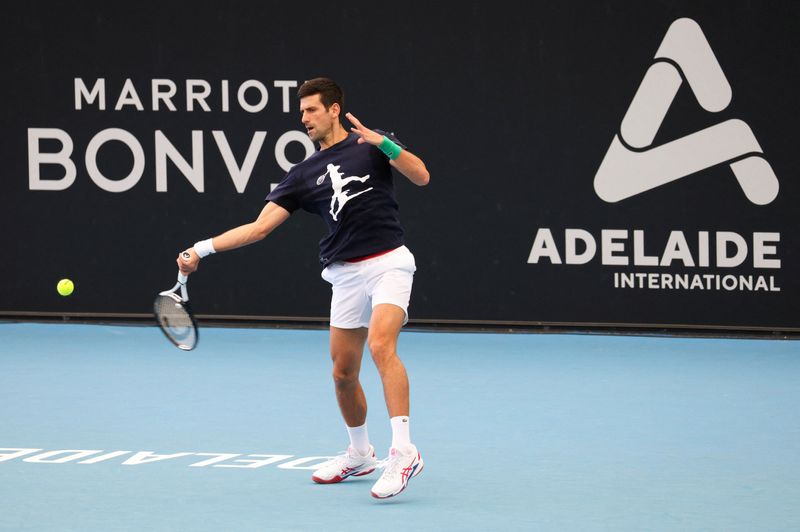 &copy; Reuters. El serbio Novak Djokovic practica antes de los torneos Adelaide International y el Abierto de Australia, en el Memorial Drive Tennis Club de Adelaida, Australia. 29 de diciembre de 2022.  REUTERS/Loren Elliott