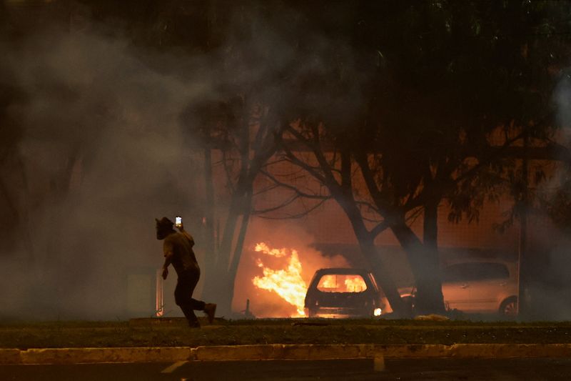 &copy; Reuters. Homem é visto próximo de carro em chamas durante protesto bolsonarista em Brasília em 12 de dezembro
12/12/2022
Ueslei Marcelino/Reuters 