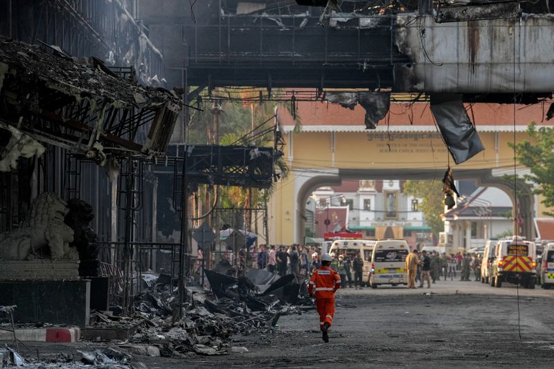 © Reuters. رجال إنقاذ تايلانديين وكمبوديين عقب اندلاع حريق في فندق وكازينو جراند دايموند سيتي بالقرب من الحدود التايلاندية يوم الخميس. تصوير: أتيت بيراونجميتا - رويترز.

