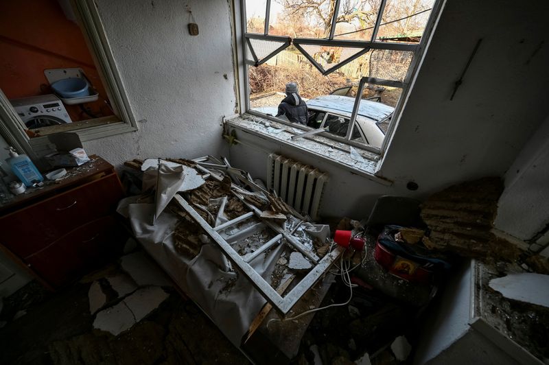 © Reuters. منزل مدمر جراء سقوط صاروخ روسي في منطقة زابوريجيا بأوكرانيا يوم الخميس. تصوير رويترز.