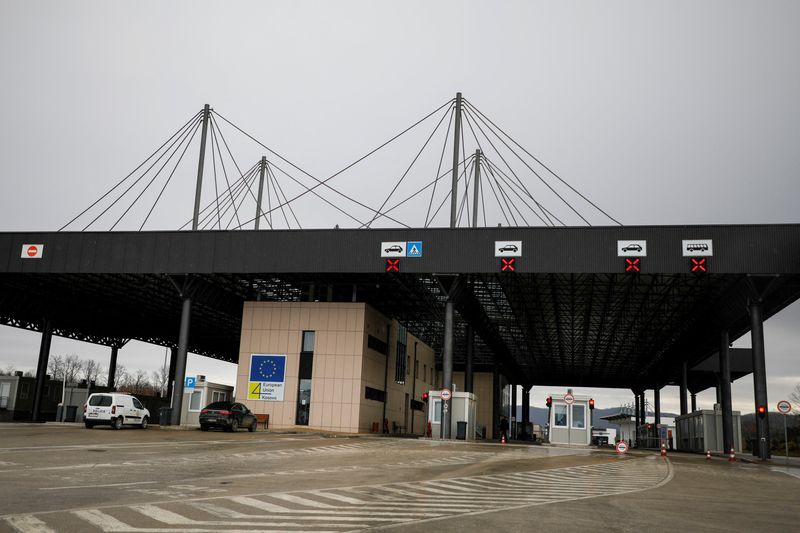 &copy; Reuters. Una vista del cruce fronterizo de Merdare entre Kosovo y Serbia, que fue cerrado por Kosovo después de que los manifestantes lo bloquearon en el lado serbio para apoyar a sus parientes étnicos en Kosovo al negarse a reconocer la independencia del país,