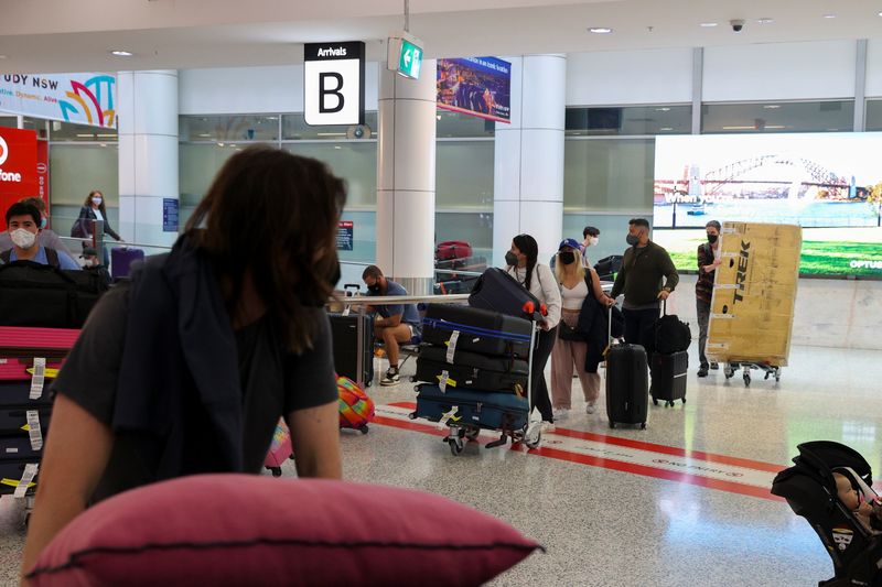 &copy; Reuters. Des voyageurs arrivent au terminal international de l'aéroport de Sydney, en Australie. /Photo prise le 30 novembre 2021/REUTERS/Loren Elliott