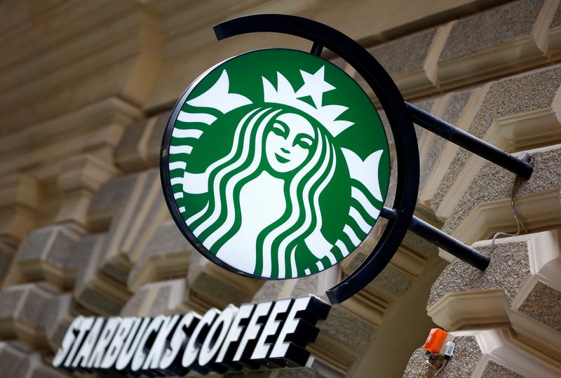 &copy; Reuters. Il logo di Starbucks in una caffetteria di Vienna, Austria, 21 giugno 2016.   REUTERS/Leonhard Foeger