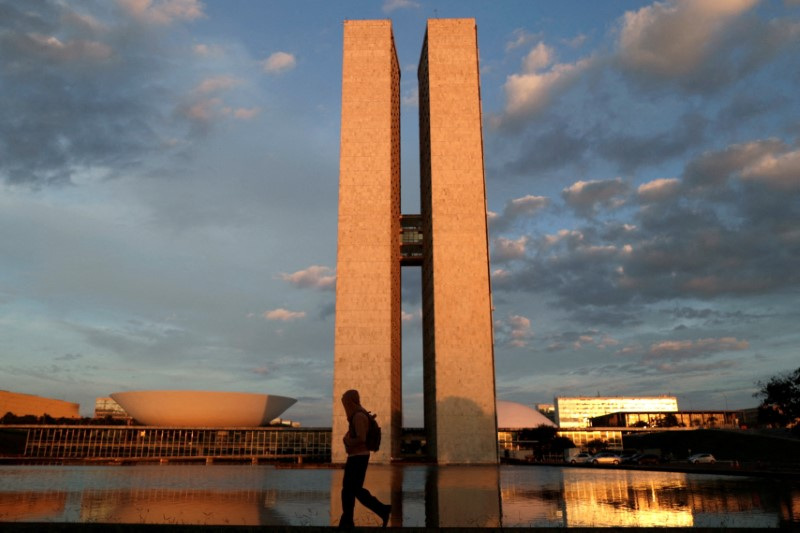 &copy; Reuters. FOTO DE ARCHIVO: Un hombre camina cerca del edificio del Congreso Nacional, en medio del brote de la enfermedad por coronavirus (COVID-19), en Brasilia, Brasil. 19 de marzo de 2021. REUTERS/Ueslei Marcelino